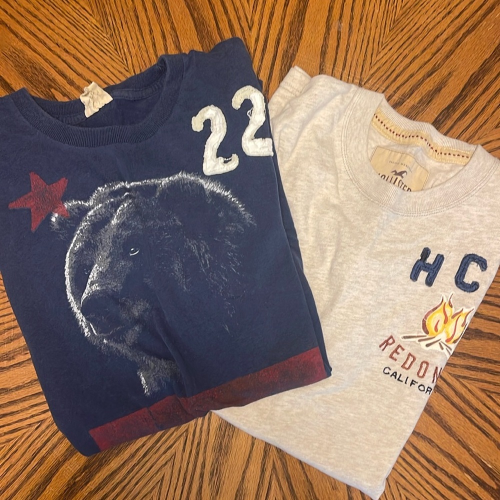 Men’s Hollister T ‘s size medium